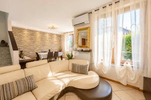 VILLA A SCHIERA A LOMAGNA