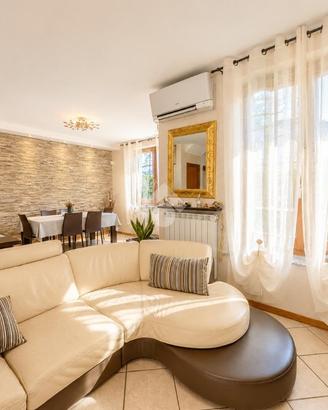 VILLA A SCHIERA A LOMAGNA