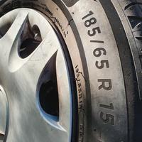 4 Ruote  cerchioni con gomme e copricerchioni 