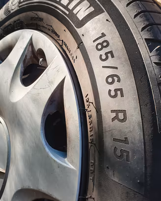 4 Ruote  cerchioni con gomme e copricerchioni 