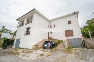 Villa Singola Con Giardino e Garage