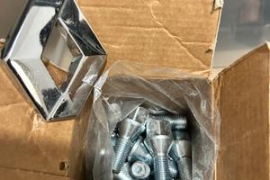 Bulloni ruota e stemma renault cofano