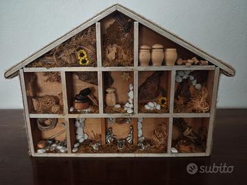 PRESEPE SU CASETTA IN LEGNO DIVISA PER SCOMPARTI