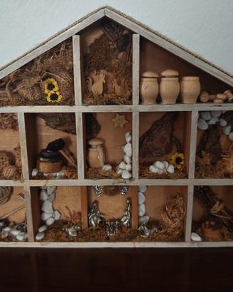 PRESEPE SU CASETTA IN LEGNO DIVISA PER SCOMPARTI