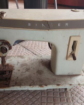 Macchina da cucire vintage SINGER anni 60