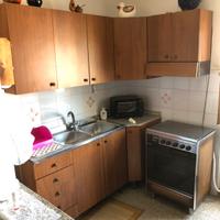Cucina + fornelli + sala + tavolo + sedie