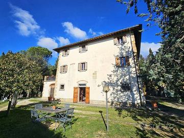 Rustico / Casale di 450 m² con 5 locali e box auto
