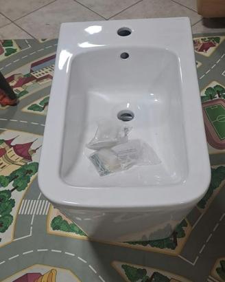 kit completo composto da WC e bidet filo muro Aquo