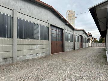 Immobile di 1500 m² con 2 locali a Cantù