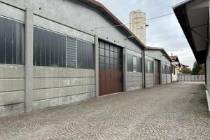 Immobile di 1500 m² con 2 locali a Cantù
