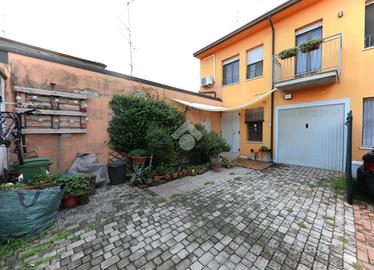 VILLA A SCHIERA A ROVERBELLA