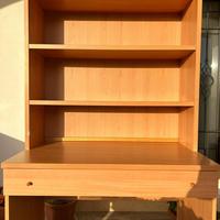 Scrivania con libreria