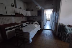 CASA SEMINDIPENDENTE A RUSSI