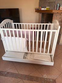 Culla, fasciatoio, vasca per bagnetto