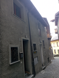 Intero fabbricato nel centro storico di Chatillon