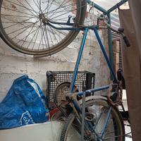 bicicletta vintage da restaurare