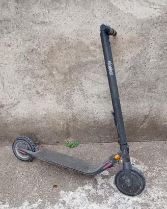 monopattino ninebot ES2