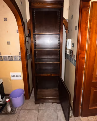 Libreria singola in legno massiccio