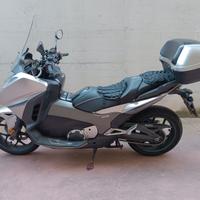 Honda integra 750 s Euro 5.000 trattabile.