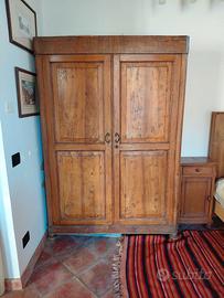 Armadio antico con piedi a cipolla smontabile