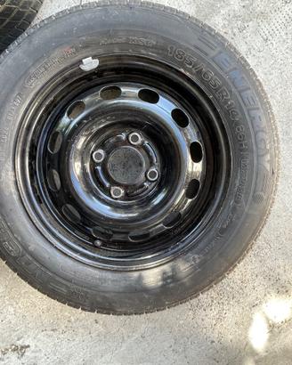 Pneumatico e cerchio 4 fori per Ford