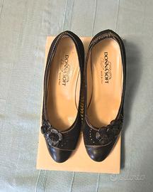 Eleganti scarpe da donna in pelle nera, con un gra