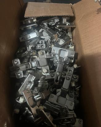 Cerniere per mobili ante armadi e sportelli cucina