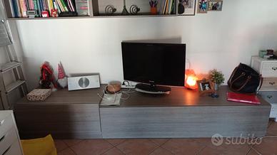 Mobile TV soggiorno moderno con pensili e mensola