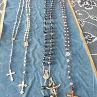 Rosari con perle e pietre. 20 euro ciascuno, a sce