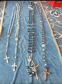 Rosari con perle e pietre. 20 euro ciascuno, a sce