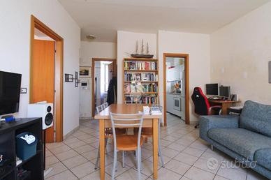 2 LOCALI A MONTELUPONE