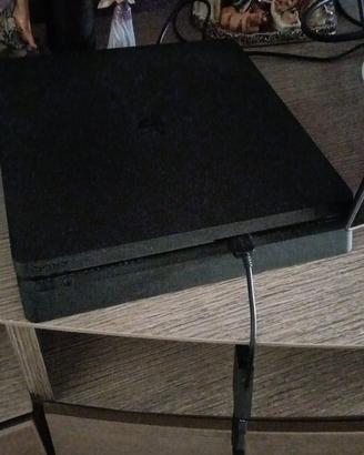 PlayStation 4 , 500gb + 2 joystick + 5 giochi