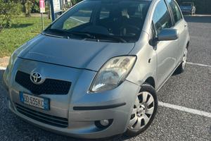 Toyata Yaris benzina cambio automatico