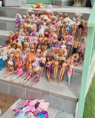 lotto 74 barbie + vestiti scarpe ecc