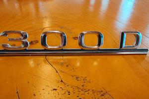 Mercedes 300D w123 emblema baule 