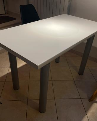 Tavolo cucina con gambe regolabili