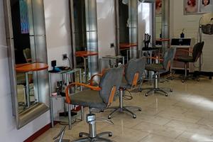 Attività di parrucchiere unisex