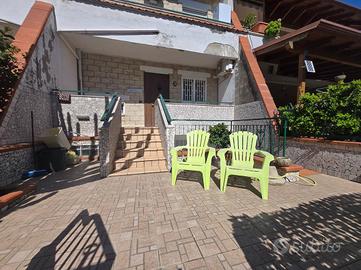 VILLA A SCHIERA CENTRALE A GIUGLIANO IN CAMPANIA