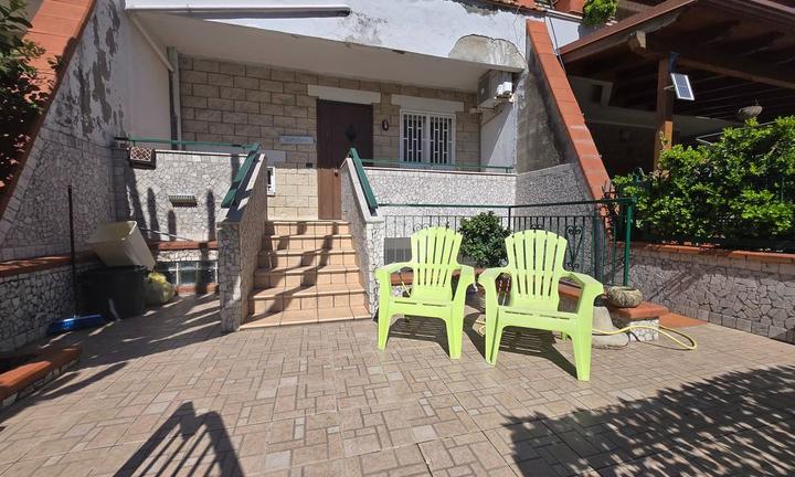 VILLA A SCHIERA CENTRALE A GIUGLIANO IN CAMPANIA