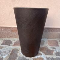 Vaso da giardino marrone grande