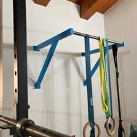 Trazioni pull up da muro. Sbarra diametro 32mm