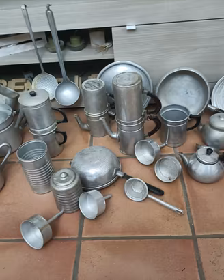 Oggetti vintage in alluminio per la cucina