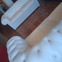 Due stupendi divani Cesterfield originali bianchi 