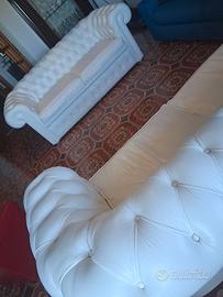 Due stupendi divani Cesterfield originali bianchi 