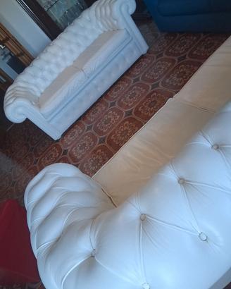 Due stupendi divani Cesterfield originali bianchi 