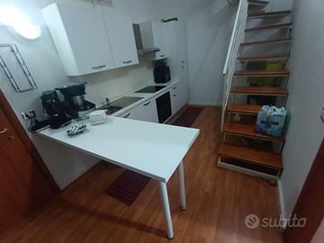 Cucina completa + soggiorno + tavolo con sedie