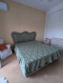 Letto matrimoniale classico con testiera imbottita