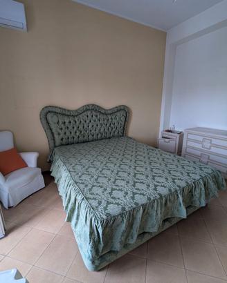 Letto matrimoniale classico con testiera imbottita