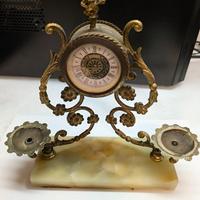 Orologio da mensola antico bronzo, con una base in