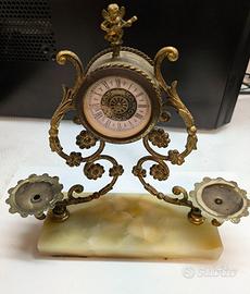 Orologio da mensola antico bronzo, con una base in